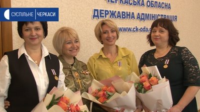 Черкаських лікарів за боротьбу із пандемією нагородили знаком народної пошани