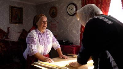 Традиції поколінь. У Молодкові на Франківщині показали, як випікають обрядовий весільний хліб Традиції поколінь. У Молодкові на Франківщині показали, як випікають обрядовий весільний хліб