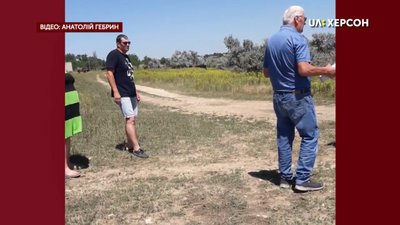 На Херсонщині вирішували долю ставка, через який побилися депутат та староста села На Херсонщині вирішували долю ставка, через який побилися депутат та староста села