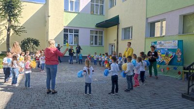 "Україна очима дитини": у житомирському дитсадку до Дня Державності діти виготовляли українську символіку "Україна очима дитини": у житомирському дитсадку до Дня Державності діти виготовляли українську символіку