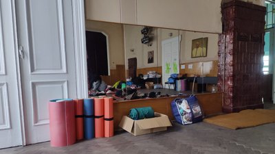 Зносять ліжка у спортзал та сортують речі. Волонтери у Чернівцях допомагають людям з інших регіонів
