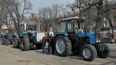 Навпроти будівлі ОДА зупинили три трактори Навпроти будівлі ОДА зупинили три трактори