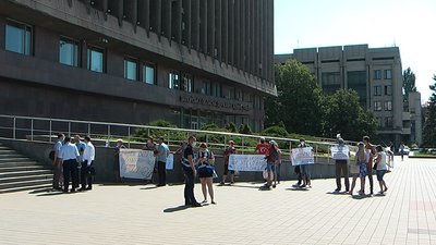 З мітингами та протестами: як відбувалась позачергова сесія Запорізької облради