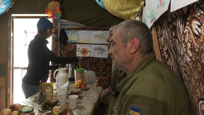 Тут годують військових дорогою на фронт та з фронту Тут годують військових дорогою на фронт та з фронту