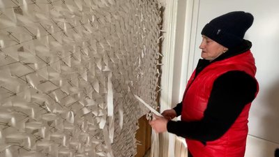 Місцева жителька Ніна плете сітку, яку потім віддадуть ЗСУ. Чернігівщина