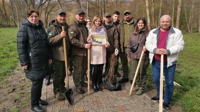 У парку в Тернополі висадили саджанці дуба Шевченка У парку в Тернополі висадили саджанці дуба Шевченка
