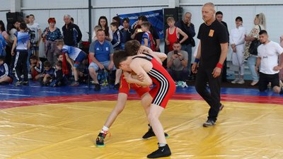 Спортсмени змагаються на чемпіонаті з греко-римської боротьби