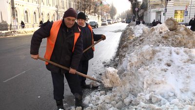 У Житомирі чистять зливні решітки – забиті снігом У Житомирі чистять зливні решітки – забиті снігом