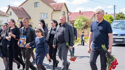 На Закарпатті попрощалися із полеглим на війні Володимиром Гаврішом На Закарпатті попрощалися із полеглим на війні Володимиром Гаврішом