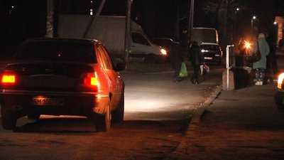 Жителі Житомирщини у темну пору доби мають носити на одязі світлоповертальні елементи