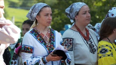 406 дівчат та жінок у гуцульських ґерданах. На Прикарпатті встановили новий рекорд України 406 дівчат та жінок у гуцульських ґерданах. На Прикарпатті встановили новий рекорд України