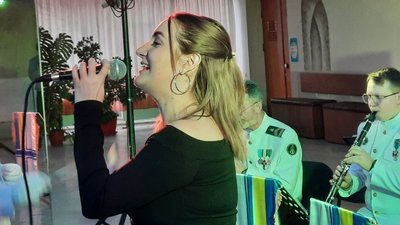 "Серце співає про кохання". У Миколаєві військові та студенти виступали на одній сцені "Серце співає про кохання". У Миколаєві військові та студенти виступали на одній сцені