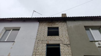 Зруйнований дах й стіна: наслідки обстрілів на Хмельниччині 15 лютого Зруйнований дах й стіна: наслідки обстрілів на Хмельниччині 15 лютого