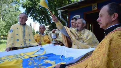 Капелану з тернопільщини передали вишитий одяг на схід