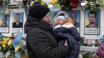 Вдова Наталія Циба з новонародженим сином біля Стели загиблим Героям у Володимирі
