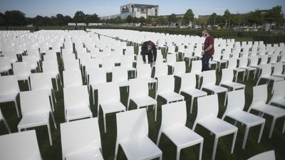 Під німецьким парламентом поставили 13 000 стільців, щоб нагадати політикам про мігантів Під німецьким парламентом поставили 13 000 стільців, щоб нагадати політикам про мігантів