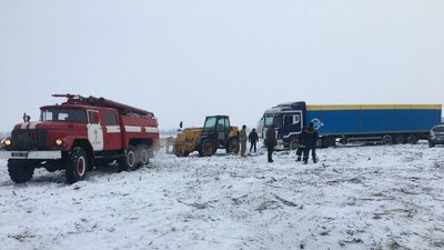 Рятувальники відбуксовують вантажівки, які застрягли в полі Рятувальники відбуксовують вантажівки, які застрягли в полі