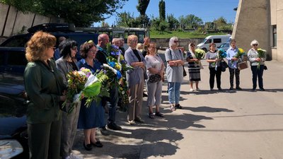 Попрощатися з Дмитром Петровим прийшли рідні, друзі та колеги Попрощатися з Дмитром Петровим прийшли рідні, друзі та колеги