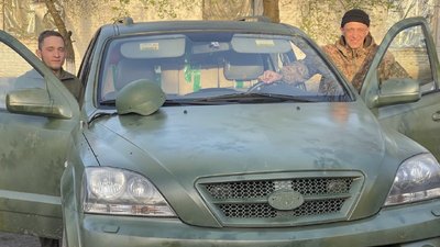 Автомобілі, вантажівки та екскаватори. Як франківські волонтери допомагають бійцям на фронті