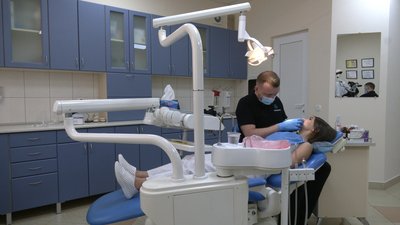 В Івано-Франківську стоматологи безкоштовно лікують бійцям ЗСУ зуби В Івано-Франківську стоматологи безкоштовно лікують бійцям ЗСУ зуби