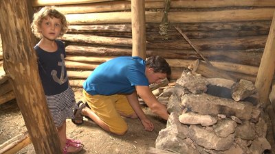 На Львівщині відтворили слов'янську хату X століття. У ній тимчасово живуть люди На Львівщині відтворили слов'янську хату X століття. У ній тимчасово живуть люди