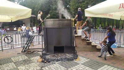 У парку Івано-Франківська під час святкування Дня Незалежності усіх охочих пригощали баношем У парку Івано-Франківська під час святкування Дня Незалежності усіх охочих пригощали баношем
