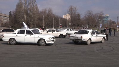 У Запоріжжі автолюбителі привітали жінок з прийдешнім святом У Запоріжжі автолюбителі привітали жінок з прийдешнім святом