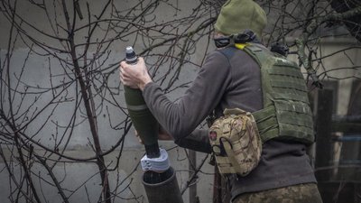 Український військовий веде вогонь з міномета по російських позиціях на Харківщині