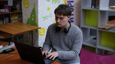 Володимир прийшов до бібліотеки, які підготуватись до сесії. Володимир прийшов до бібліотеки, які підготуватись до сесії.