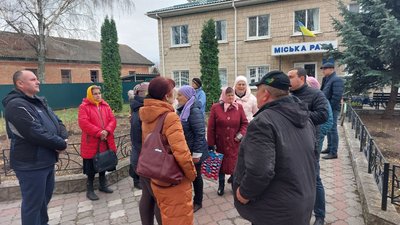 Мітинг біля міськради у Бурині. Люди проти звільнення лікарів та скорочення медичного персоналу місцевої лікарні Мітинг біля міськради у Бурині. Люди проти звільнення лікарів та скорочення медичного персоналу місцевої лікарні