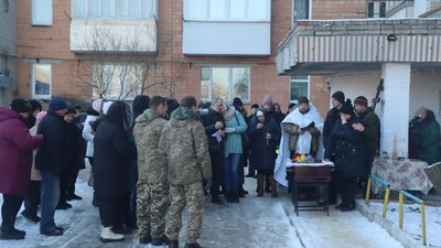 На Сумщині в останню путь провели воїна-охтирчанина Максима Копєйкіна На Сумщині в останню путь провели воїна-охтирчанина Максима Копєйкіна