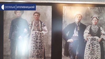 Переважно, це групові світлини та молодят. Переважно, це групові світлини та молодят.