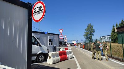 Через пункт пропуску "Краківець" тимчасово не пропускатимуть легкові авто на виїзд з України