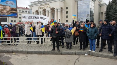 Тисячі херсонців вийшли на мітинг проти окупантів Тисячі херсонців вийшли на мітинг проти окупантів