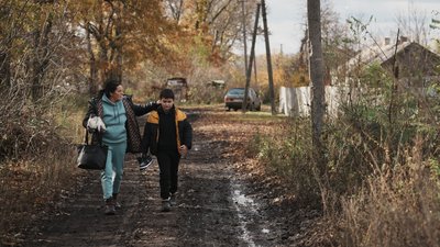Жінка і хлопчик евакуюються з Куп'євахи