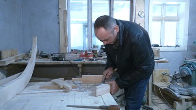 Чоловік використовує і сучасні існтрументи Чоловік використовує і сучасні існтрументи