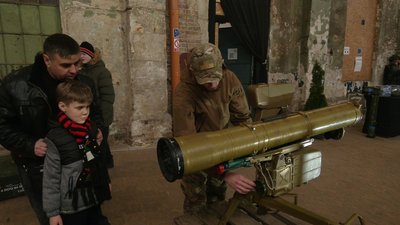 Інструктор показує хлопчику радянський "Фагот" Інструктор показує хлопчику радянський "Фагот"
