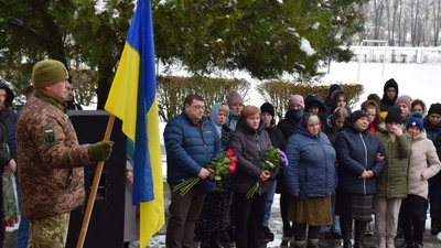 На Черкащині відкрили пам'ятну дошку на честь загиблого військового На Черкащині відкрили пам'ятну дошку на честь загиблого військового