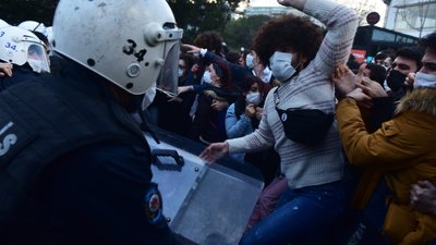 Сутичка студентів та поліцейських на території студмістечка Сутичка студентів та поліцейських на території студмістечка