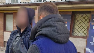 Доцент харківського вишу вимагав гроші