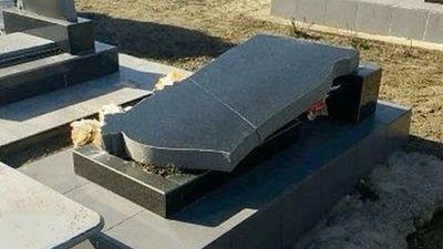 На Одещині п’яний молодик пошкодив десять пам’ятників на кладовищі — поліція