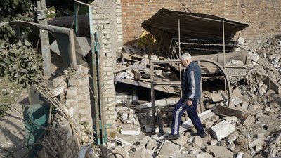 "Ми все життя будували цей будинок", —харків'яни, яких врятували з-під завалів після обстрілу РФ