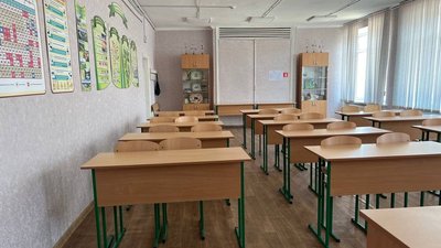 Депутати Степівської сільської ради, що на Миколаївщині, виділили 625 тисяч гривень на проєктно-кошторисну документацію для будівництва укриття в Михайлівському ліцеї. Станом на вересень 211 учнів закладу продовжують навчатися в онлайн-форматі.