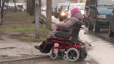 У Черкасах люди на візках не можуть скористатись пішохідним переходом