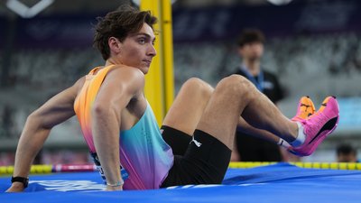Арман Дюплантіс під час стрибків із жердиною на етапі Діамантової ліги в Шанхаї