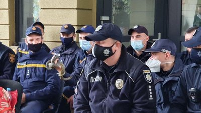 В Одеському зоопарку копів та рятувальників навчали, як поводитися зі зміями В Одеському зоопарку копів та рятувальників навчали, як поводитися зі зміями