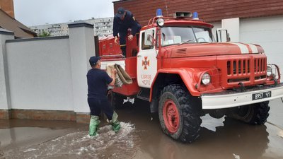 У п’яти районах Харкова рятувальники відкачують воду з подвір’їв приватних будинків У п’яти районах Харкова рятувальники відкачують воду з подвір’їв приватних будинків