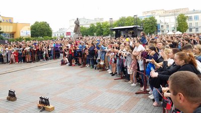 "Верес" святкує вихід в УПЛ на майдані у Рівному "Верес" святкує вихід в УПЛ на майдані у Рівному