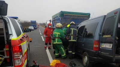 На Франківщині зіткнувся легковик та вантажівка. Загинула одна людина На Франківщині зіткнувся легковик та вантажівка. Загинула одна людина