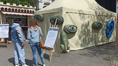 "В голові рій думок про війну": у Вінниці проходить мистецька акція на підтримку України "В голові рій думок про війну": у Вінниці проходить мистецька акція на підтримку України